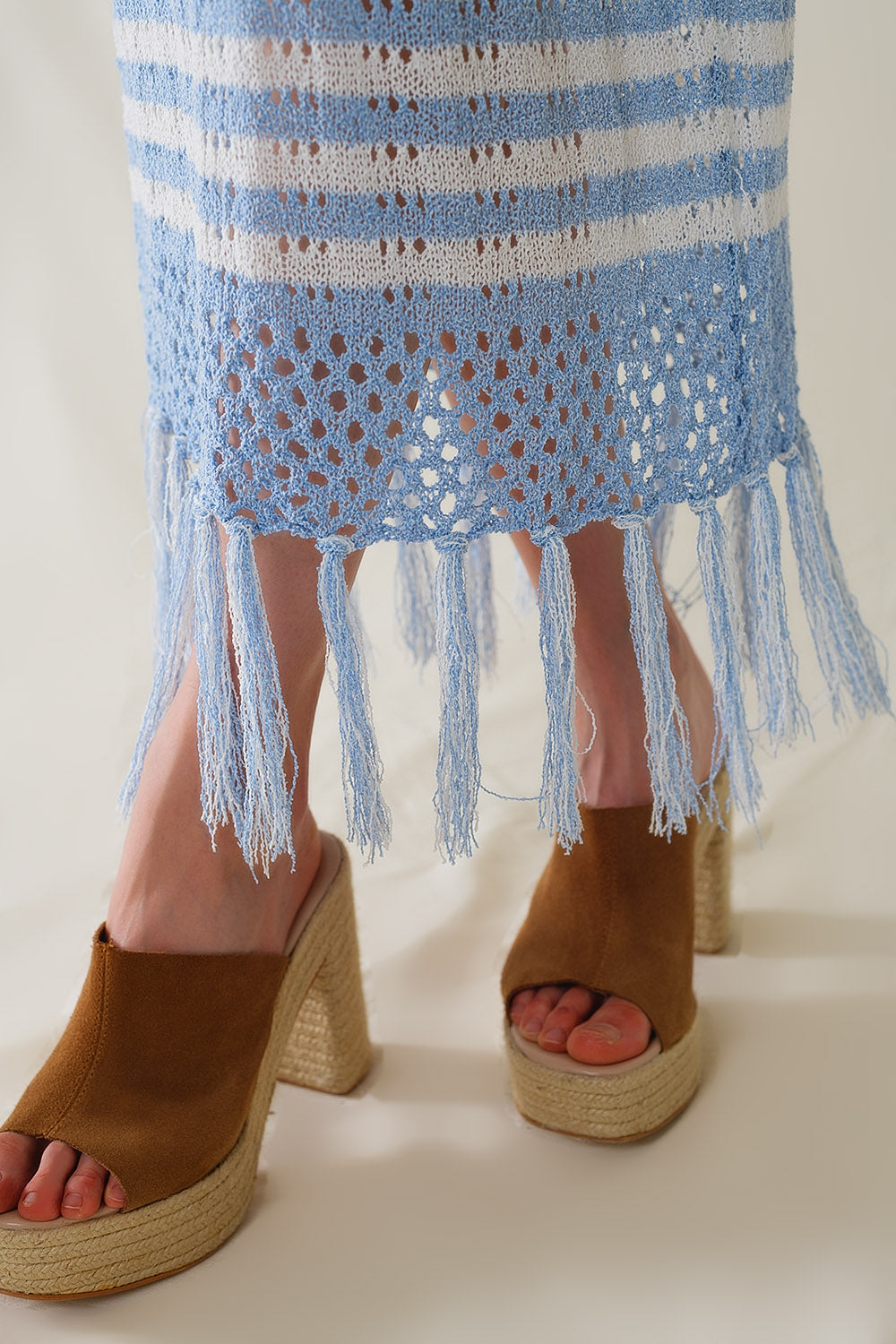 Gonna midi bianca all'uncinetto con strisce blu e orlo a frange