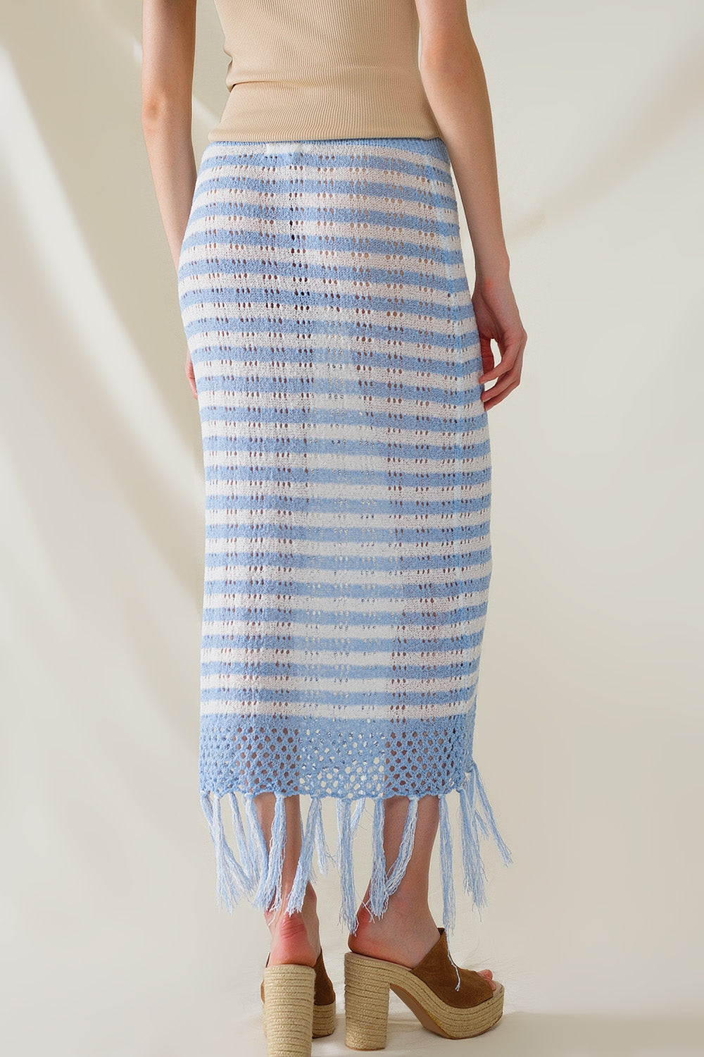 Gonna midi bianca all'uncinetto con strisce blu e orlo a frange