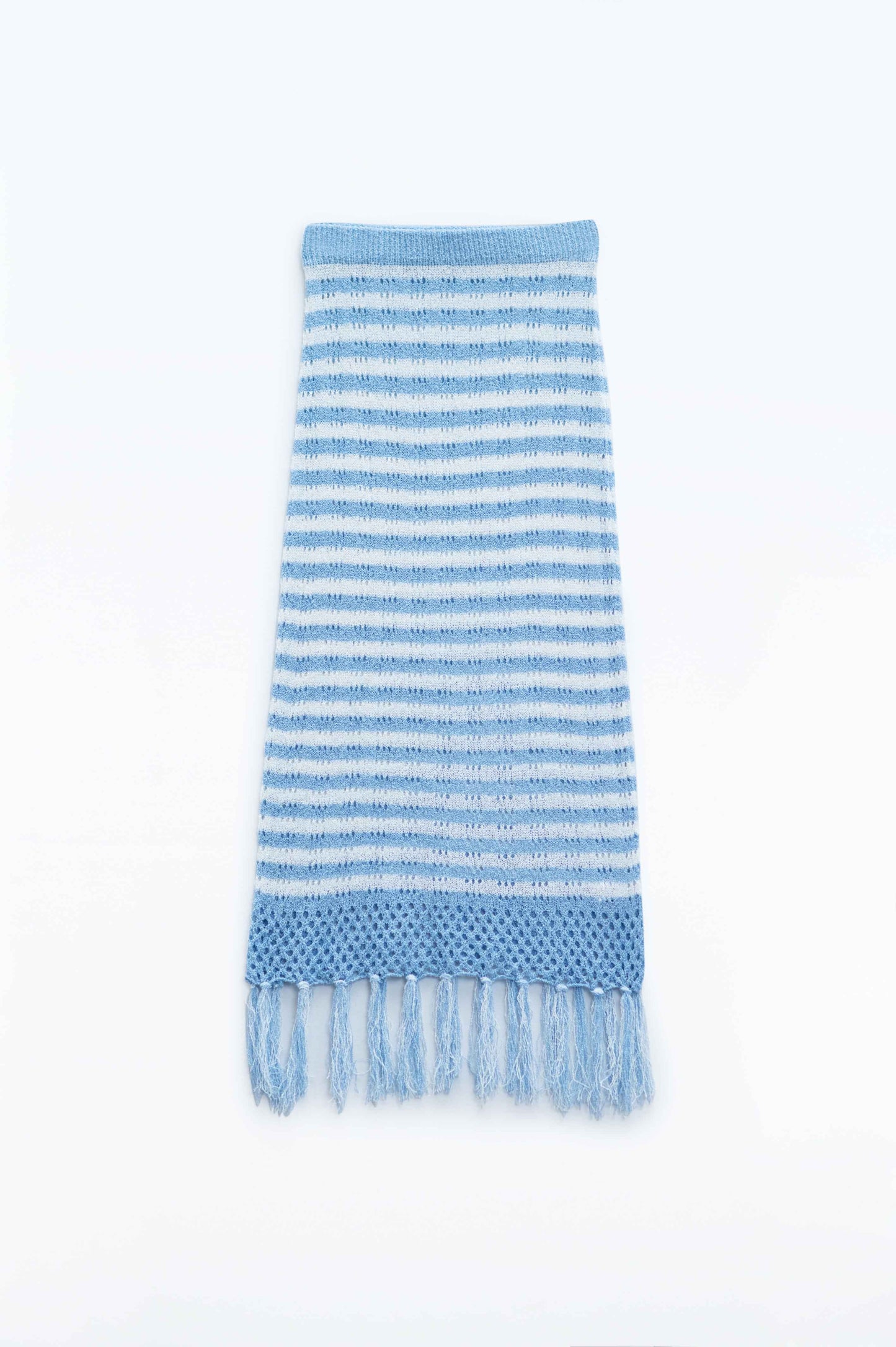 Gonna midi bianca all'uncinetto con strisce blu e orlo a frange