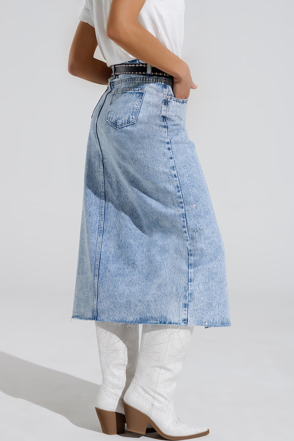 Gonna midi in denim chiaro con spacco frontale e abbellimento con diamanti