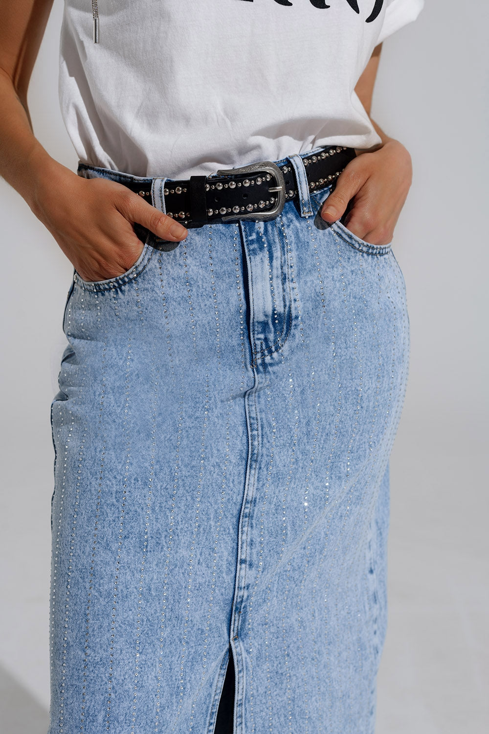 Gonna midi in denim chiaro con spacco frontale e abbellimento con diamanti
