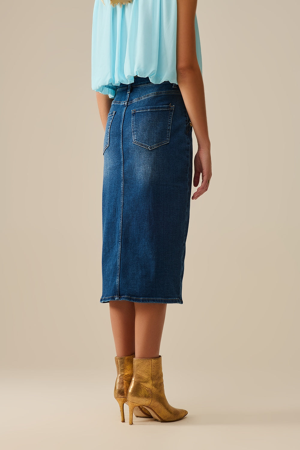 Gonna midi in denim stretch con dettagli in bottoni dorati