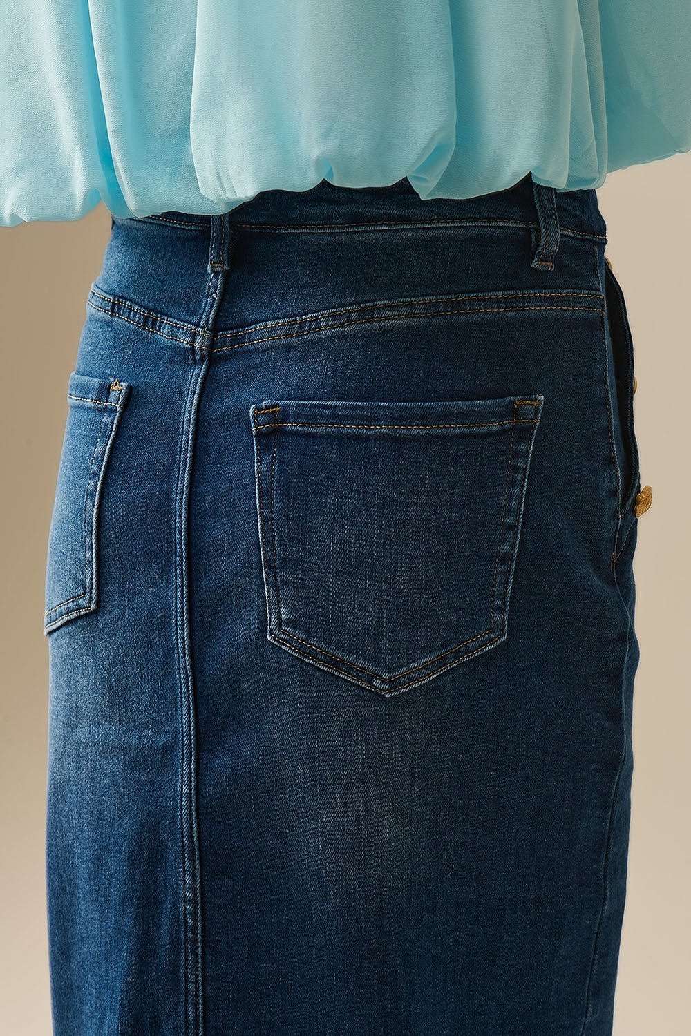 Gonna midi in denim stretch con dettagli in bottoni dorati