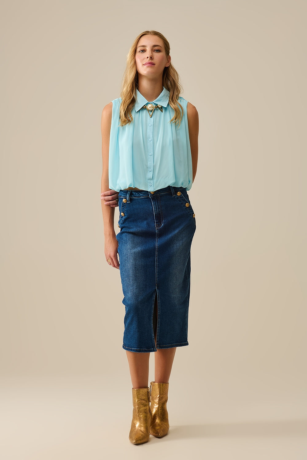 Gonna midi in denim stretch con dettagli in bottoni dorati