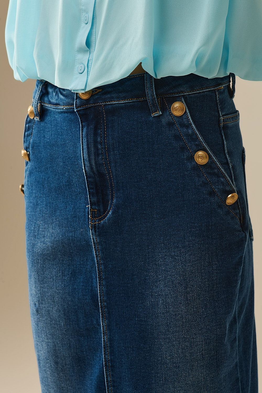 Gonna midi in denim stretch con dettagli in bottoni dorati