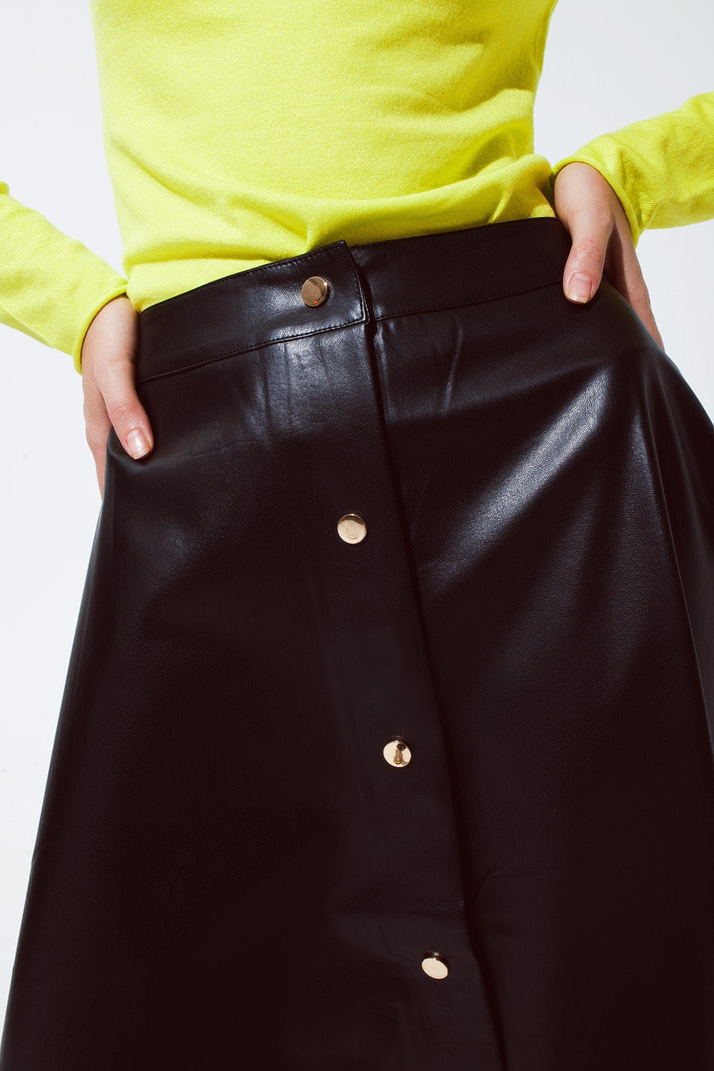 Gonna midi in similpelle nera con bottoni