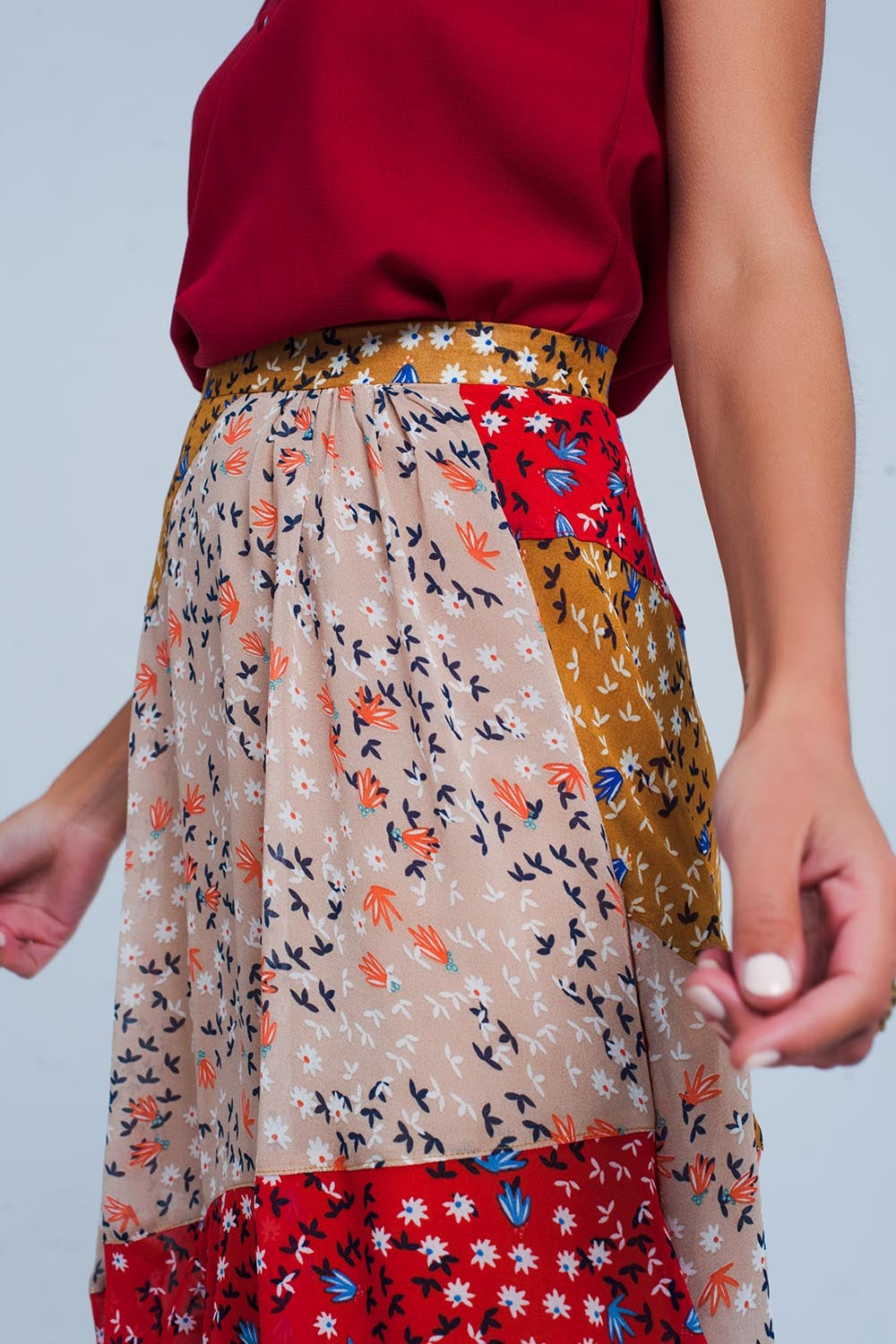 Gonna midi rosso con fiori di campo