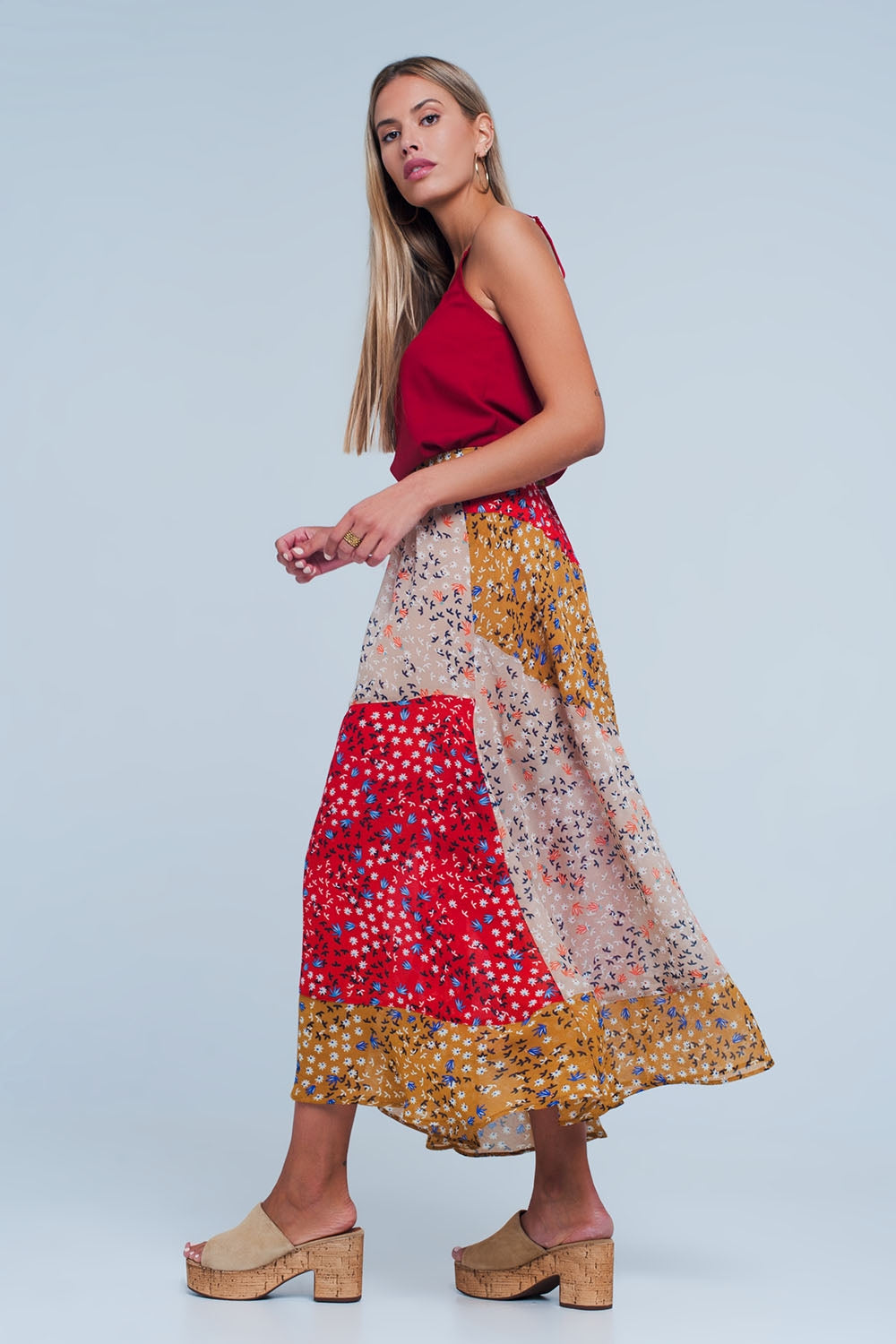 Gonna midi rosso con fiori di campo