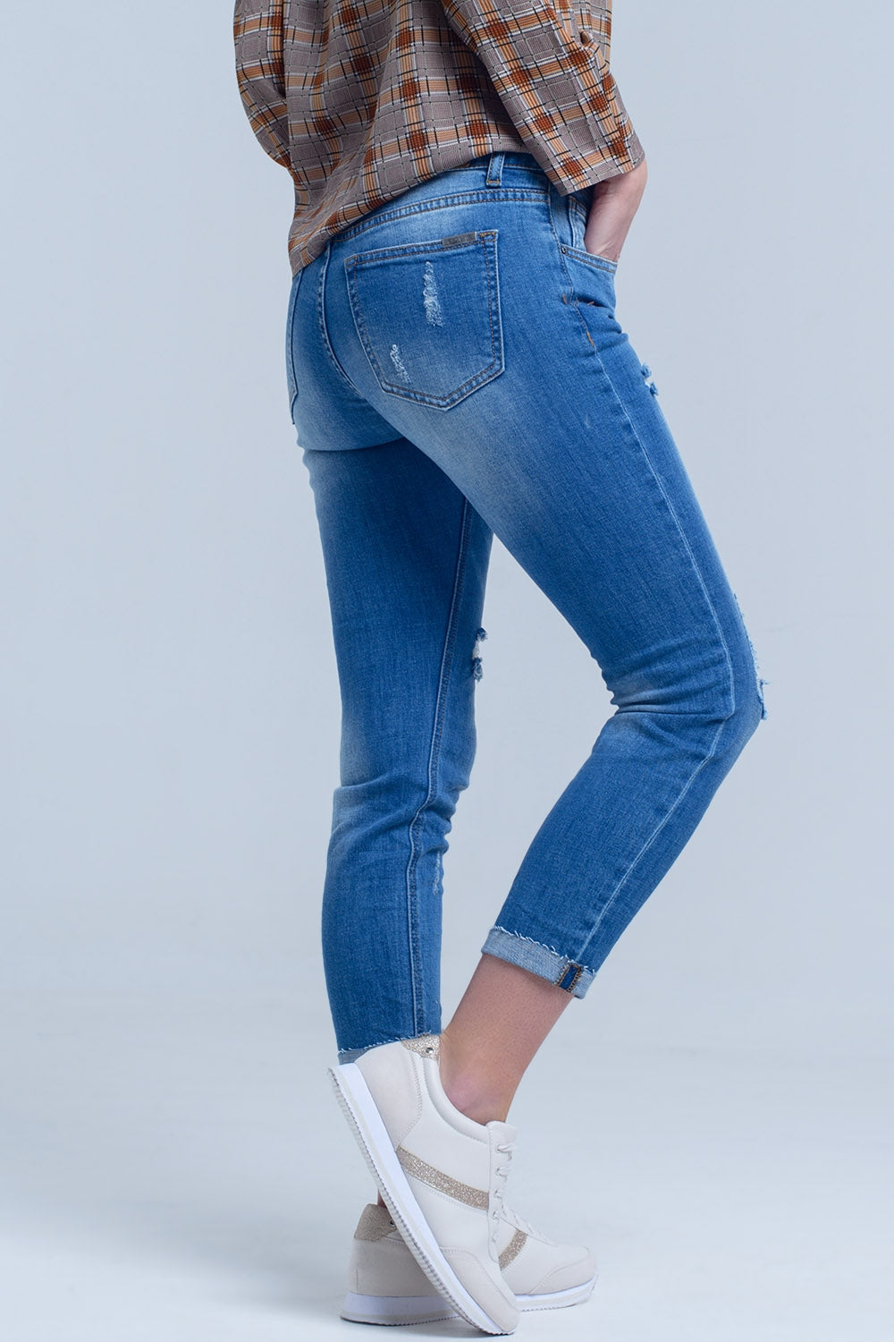 Jean magro con strappi sulle gambe