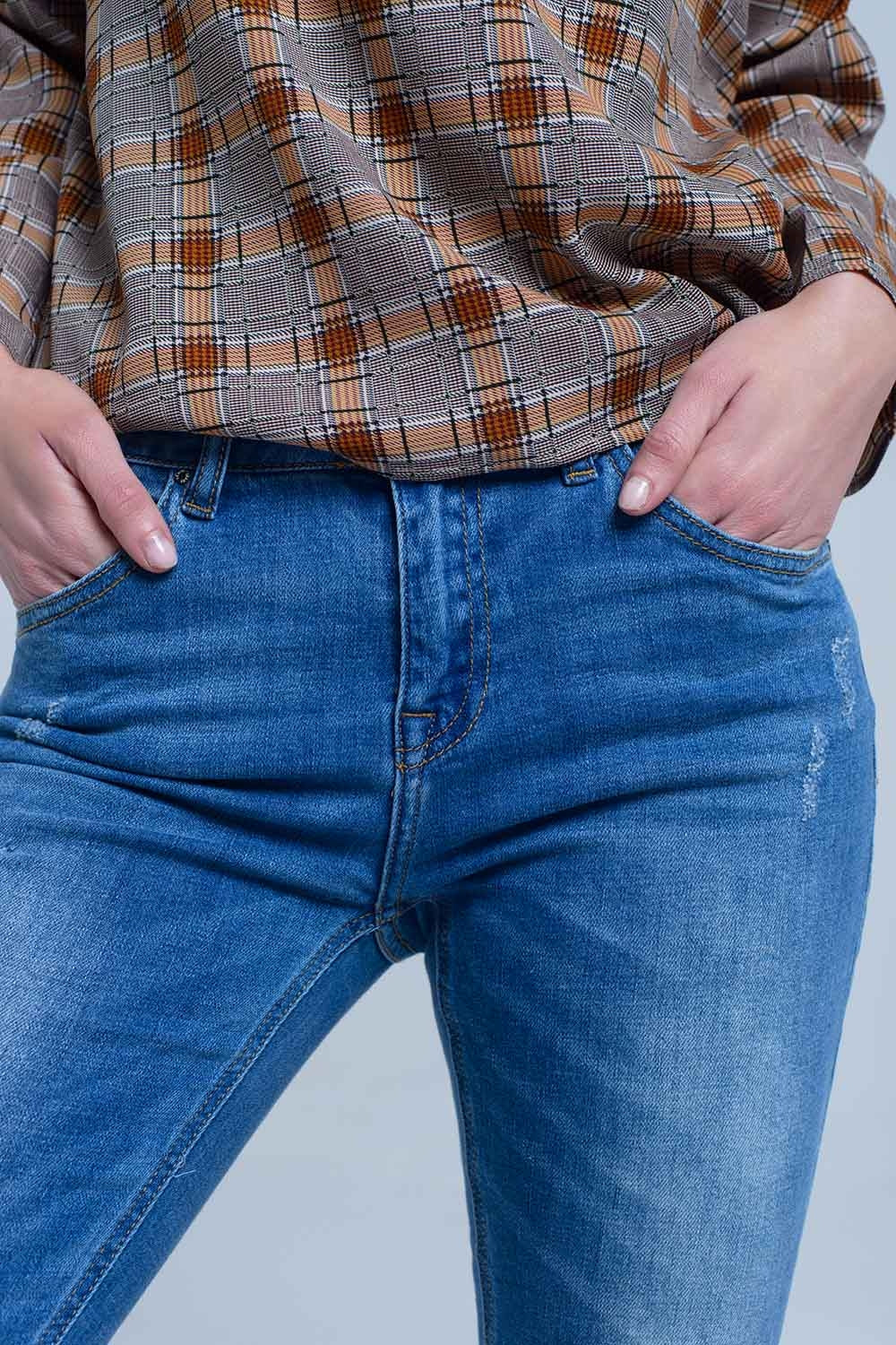 Jean magro con strappi sulle gambe