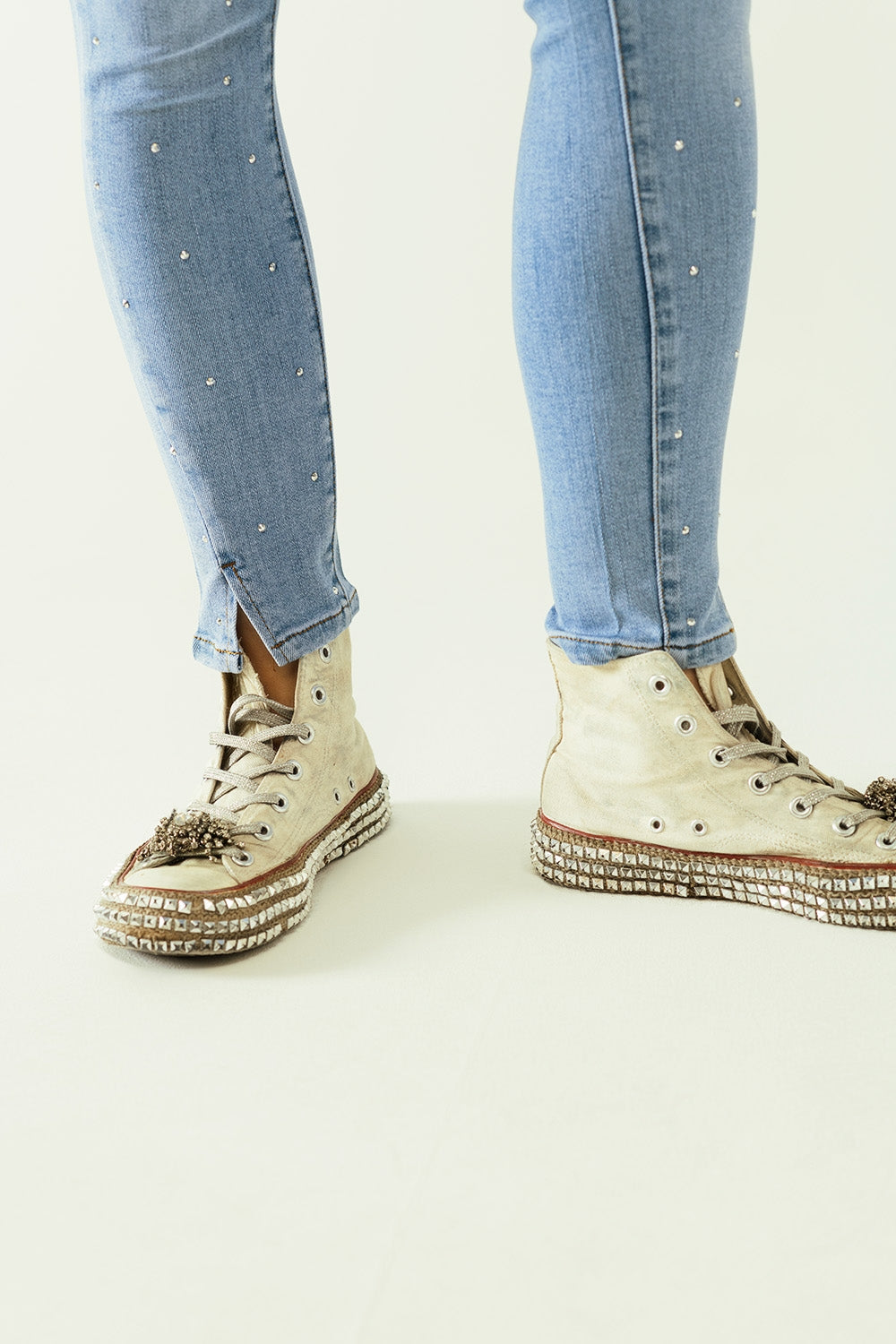 Jeans a cinque tasche con dettaglio lucido e chiusura frontale