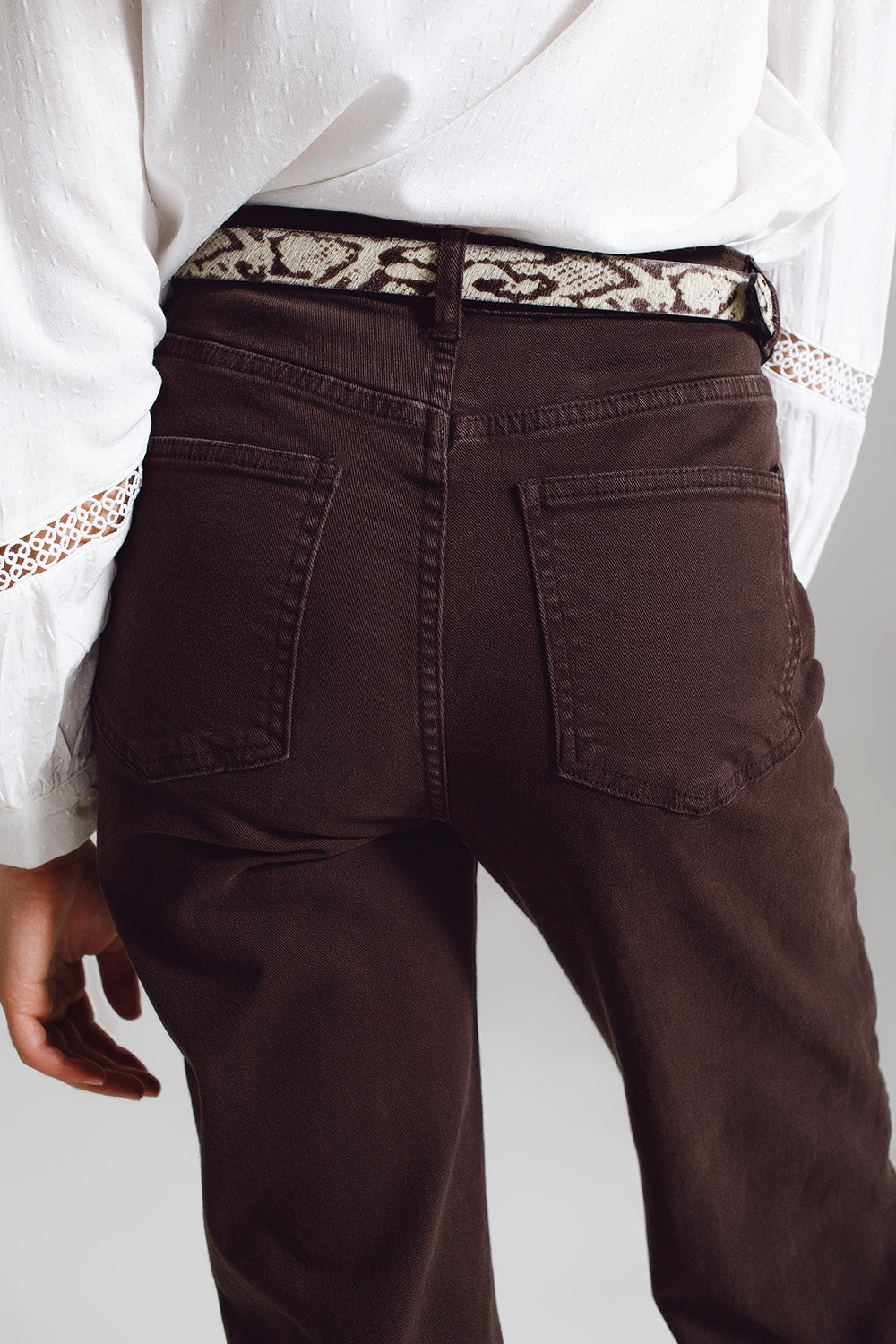Jeans a gamba dritta con orlo accorciato in marrone