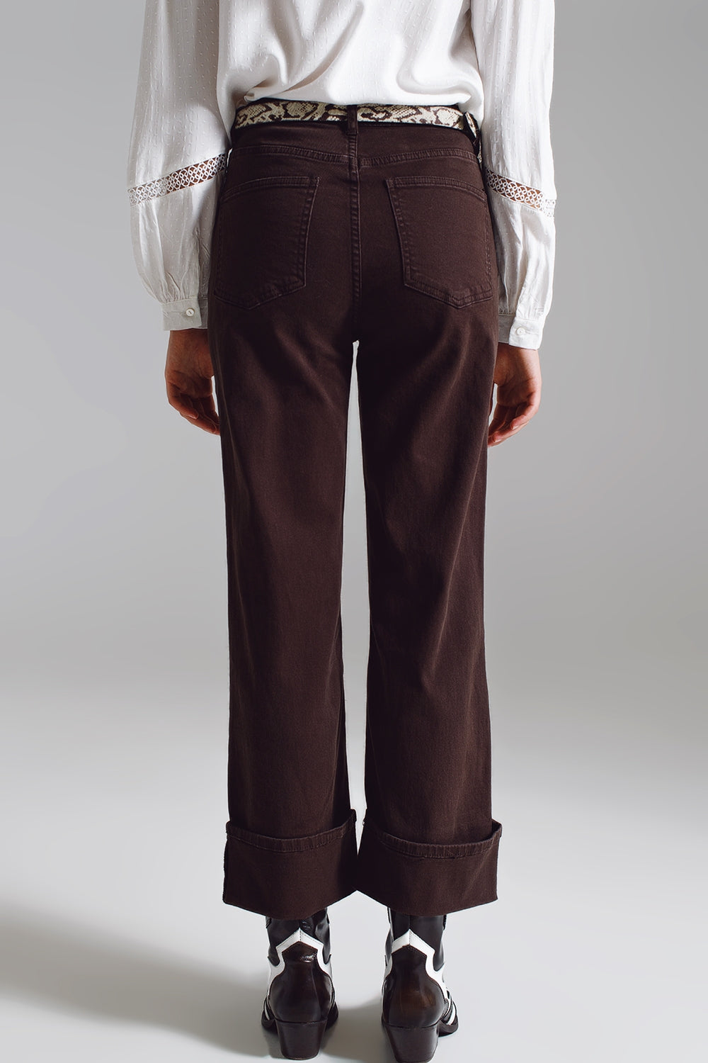 Jeans a gamba dritta con orlo accorciato in marrone