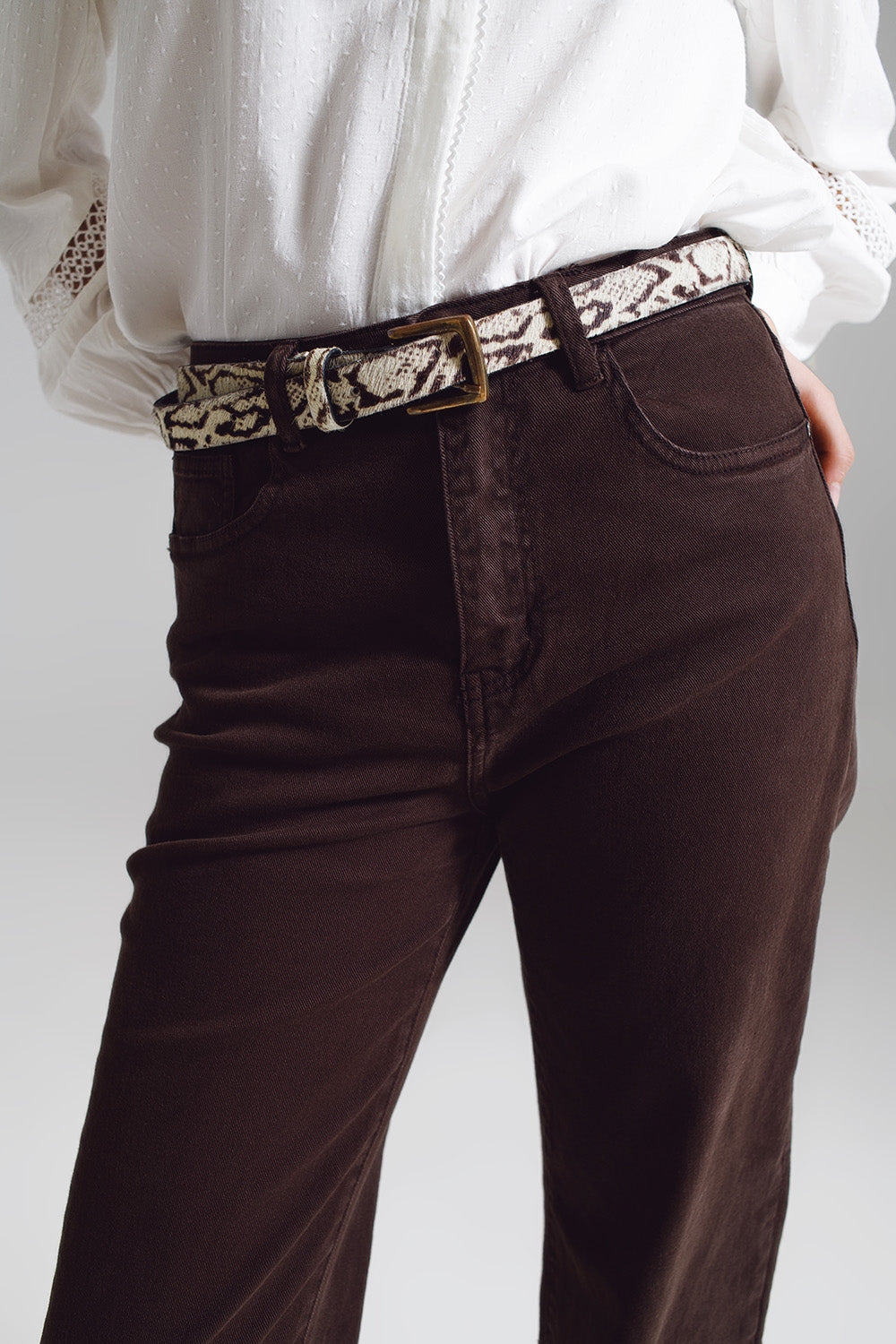 Jeans a gamba dritta con orlo accorciato in marrone