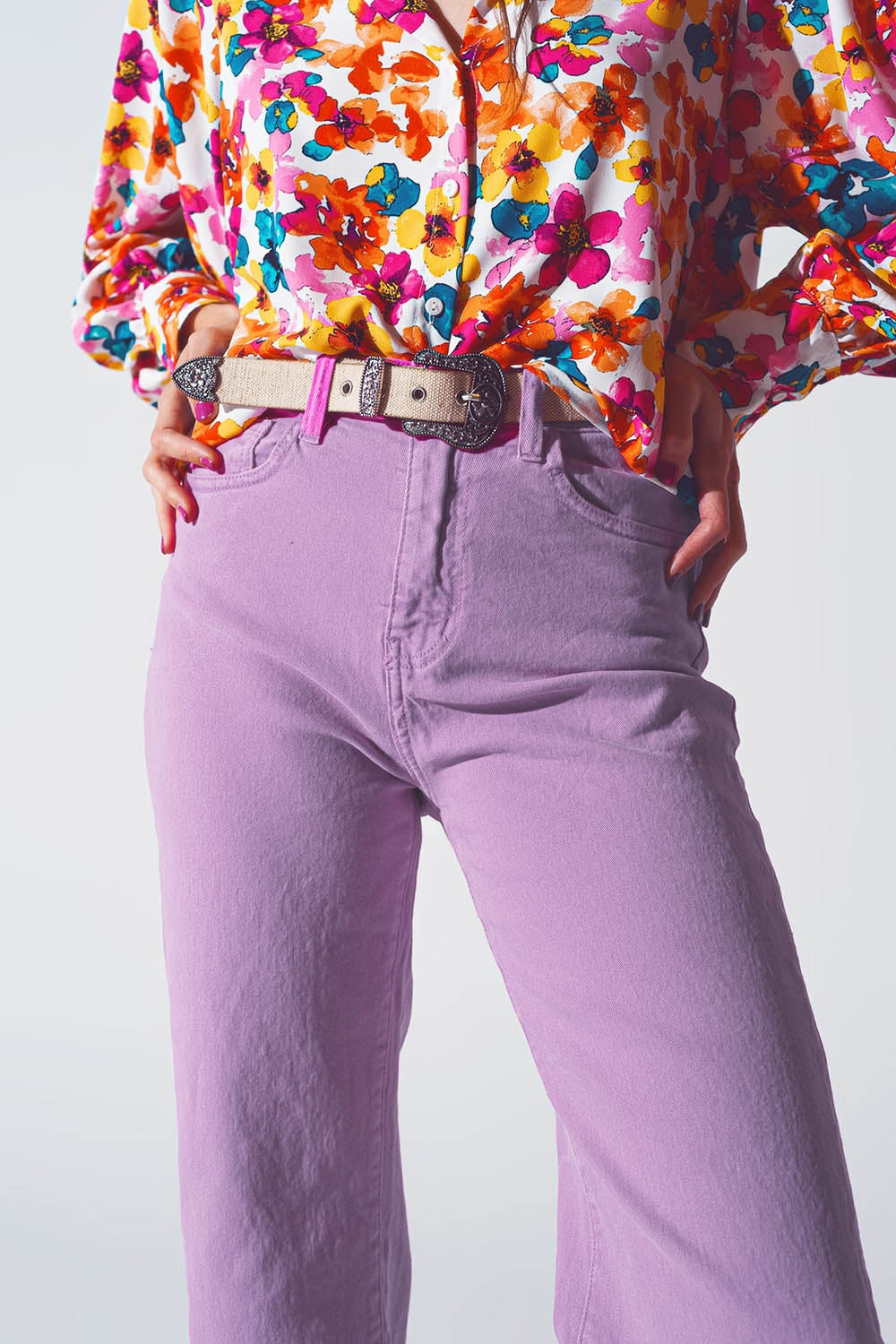 Jeans a gamba dritta con orlo ritagliato in viola