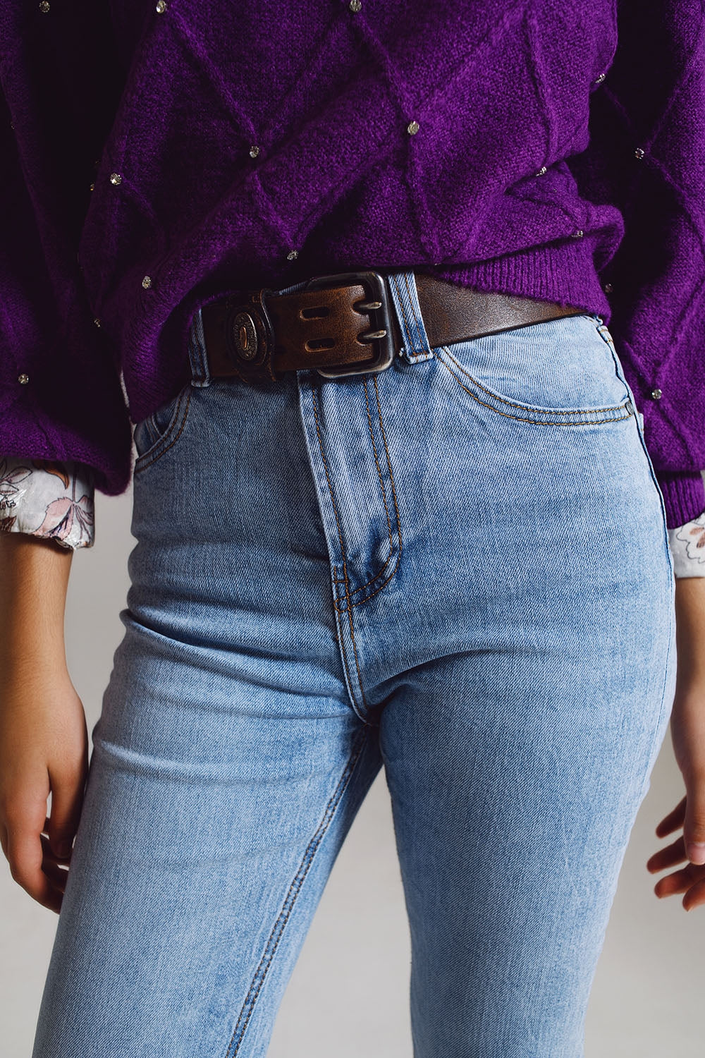 Jeans a gamba dritta con orlo strappato in azzurro chiaro
