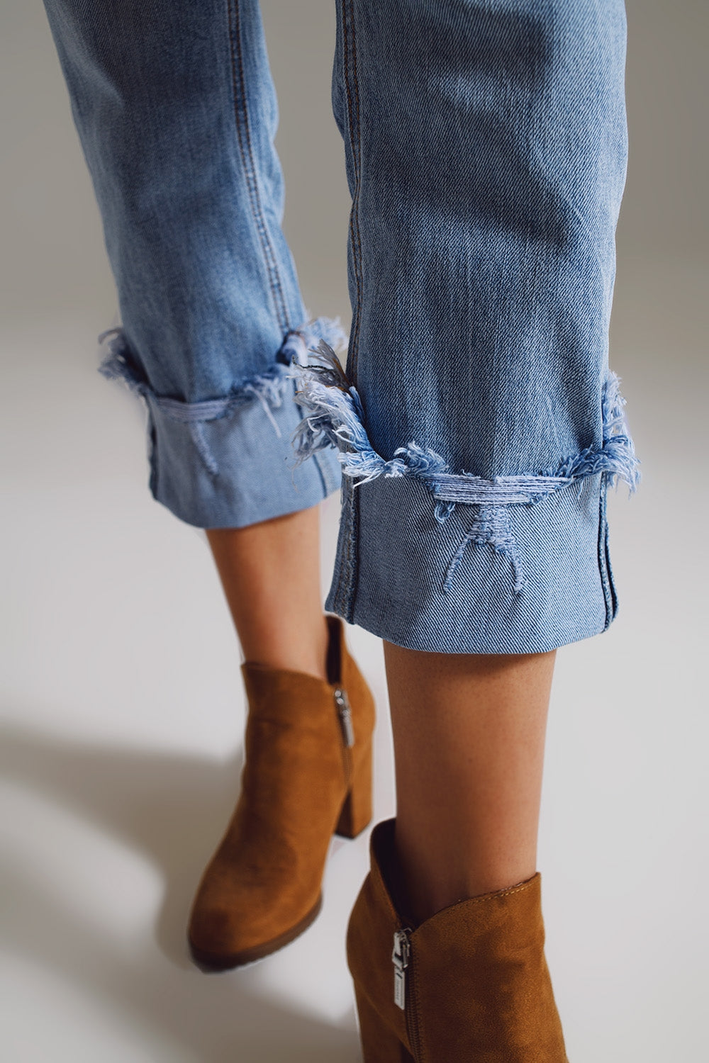 Jeans a gamba dritta con orlo strappato in azzurro chiaro