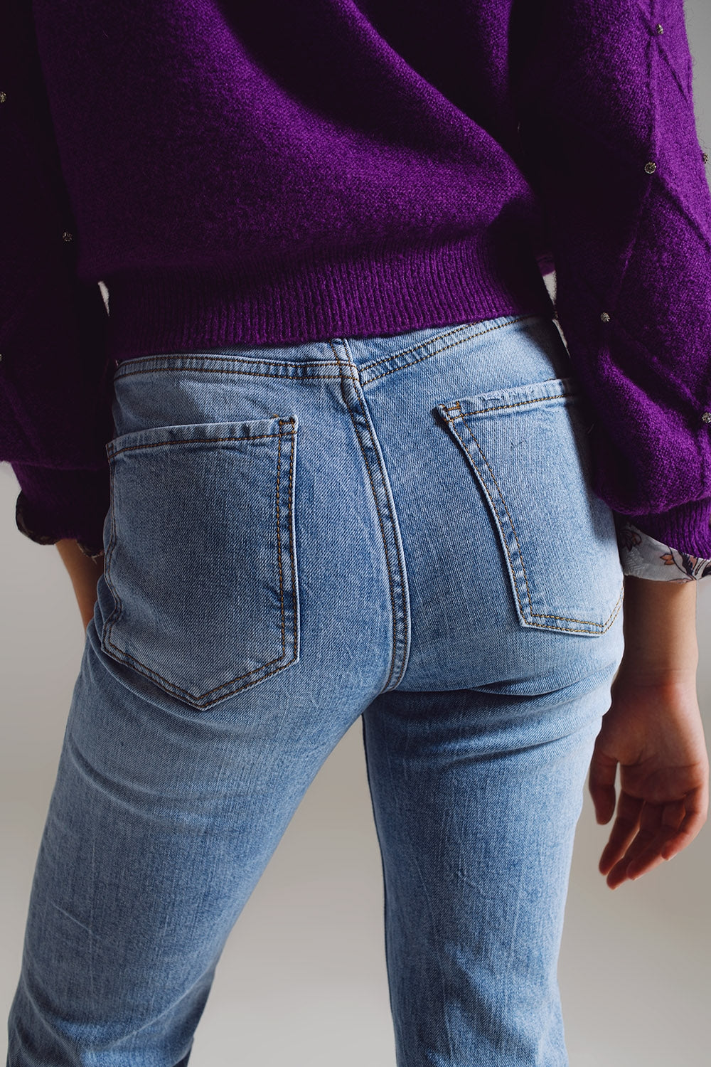 Jeans a gamba dritta con orlo strappato in azzurro chiaro