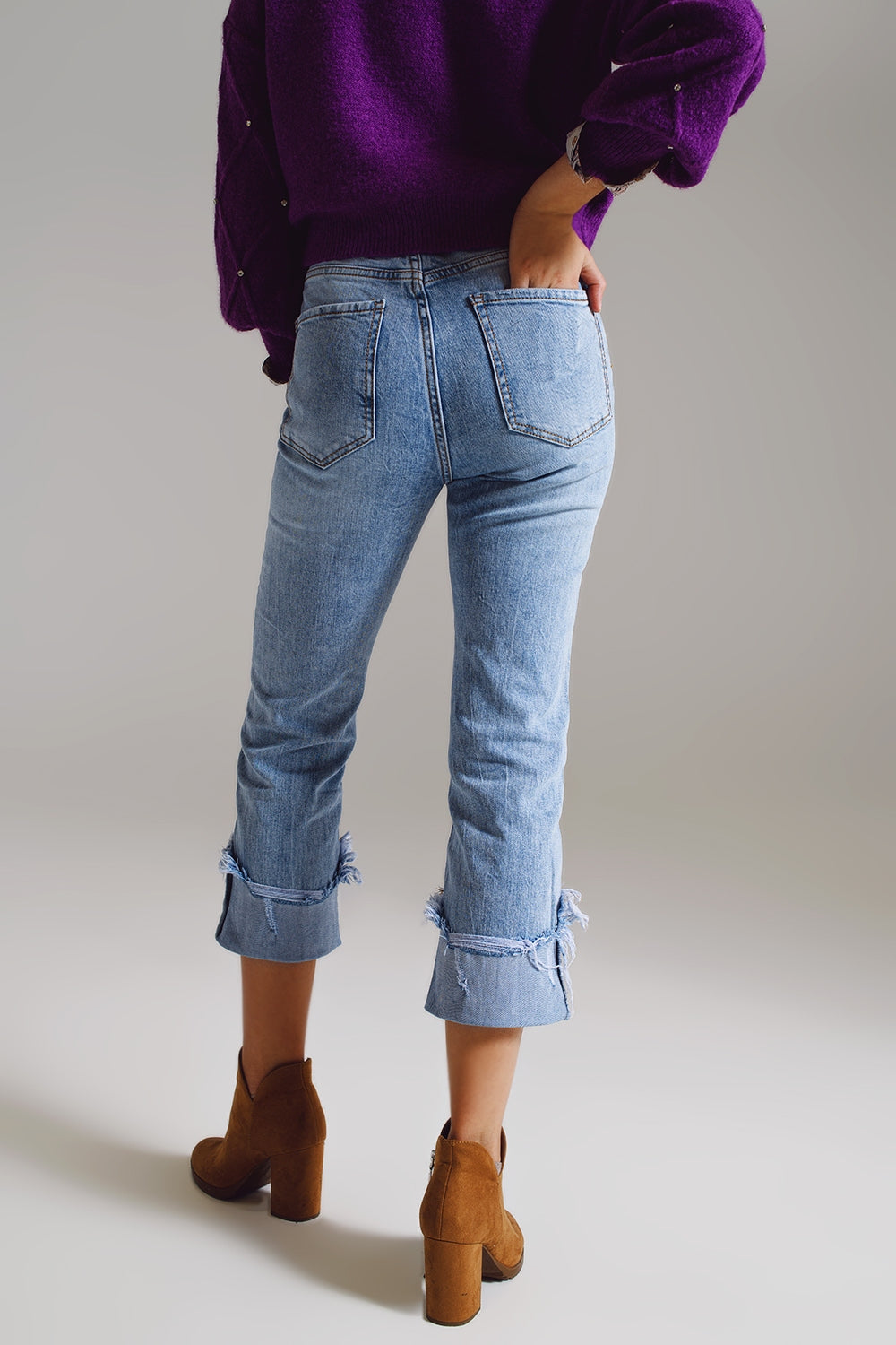Jeans a gamba dritta con orlo strappato in azzurro chiaro
