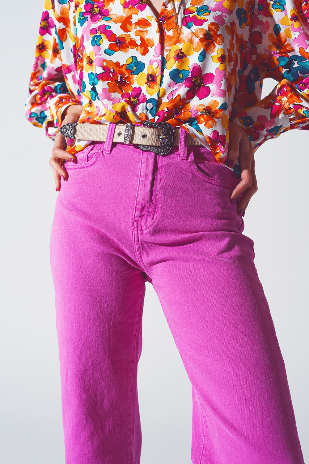 Jeans a gamba dritta con orlo tagliato in fucsia