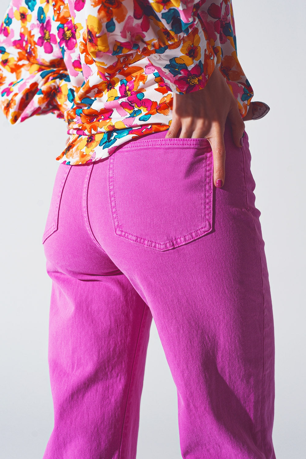 Jeans a gamba dritta con orlo tagliato in fucsia