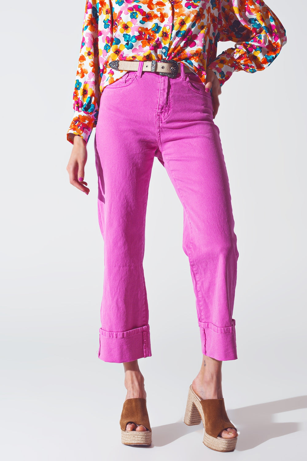 Jeans a gamba dritta con orlo tagliato in fucsia