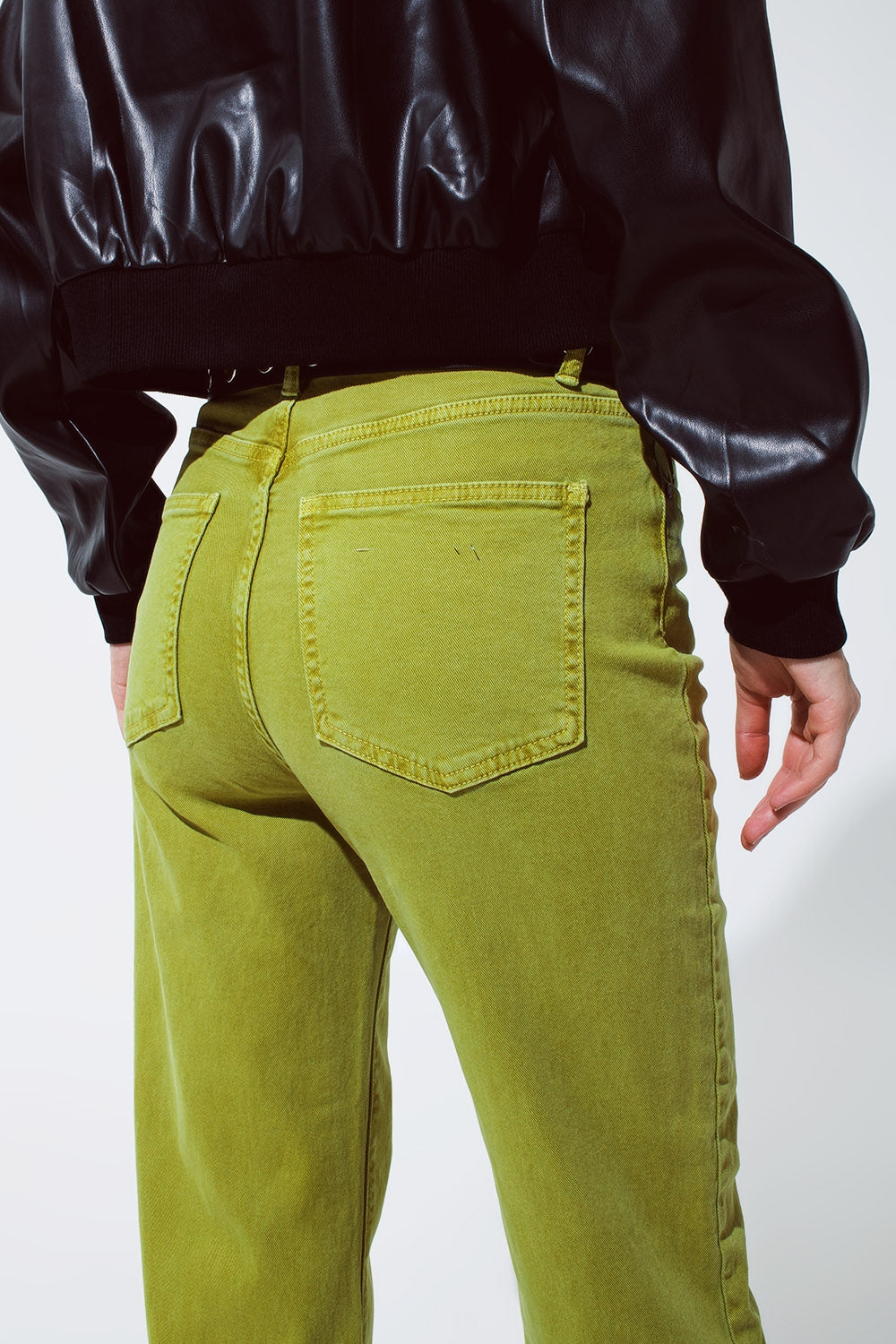 Jeans a gamba dritta con orlo tagliato in verde