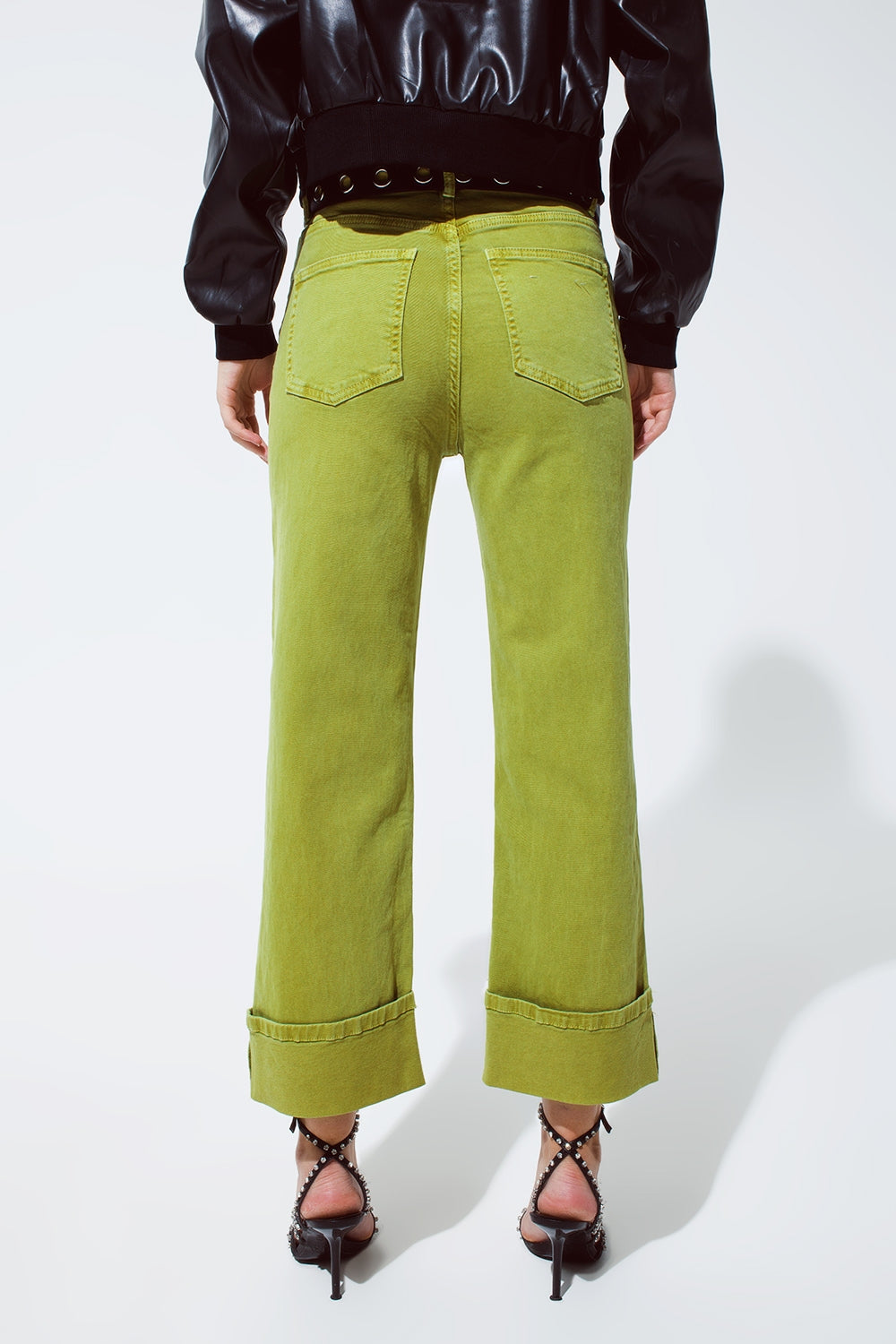 Jeans a gamba dritta con orlo tagliato in verde