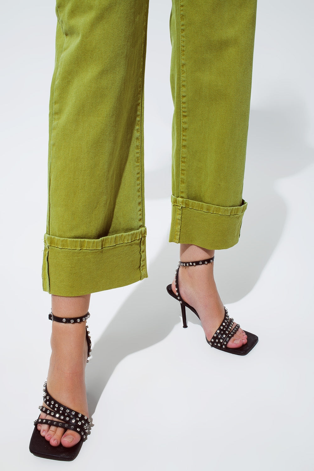 Jeans a gamba dritta con orlo tagliato in verde
