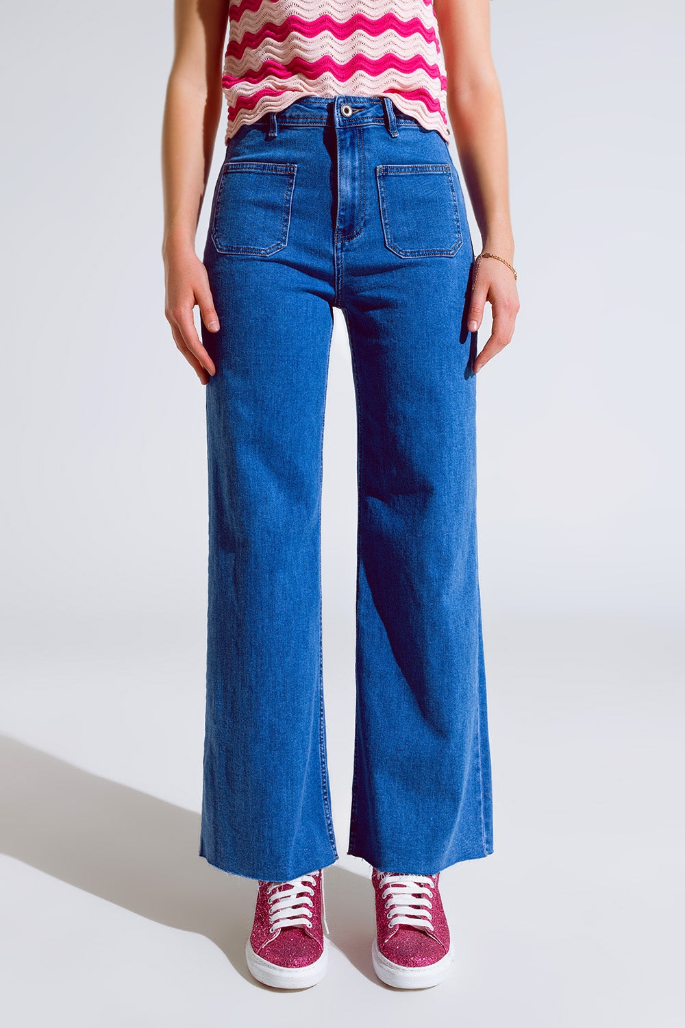 Q2 Jeans a gamba dritta con tasche frontali in lavaggio medio