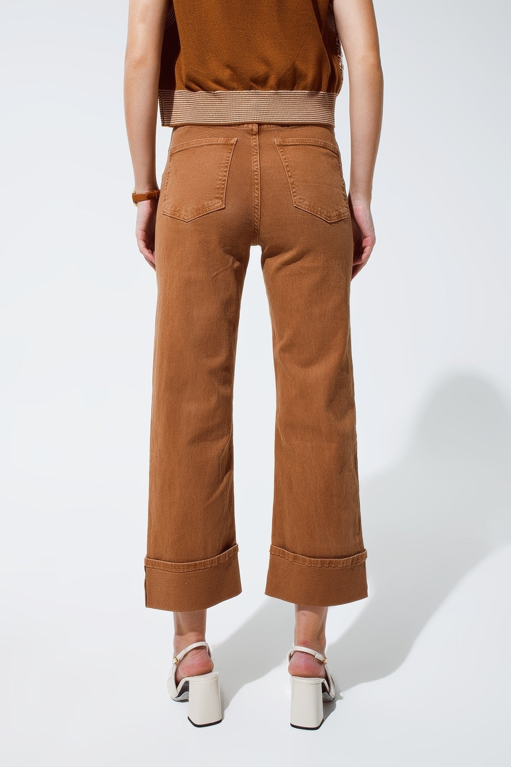 Jeans a gamba dritta in cammello con pantaloni a zampa ripiegati