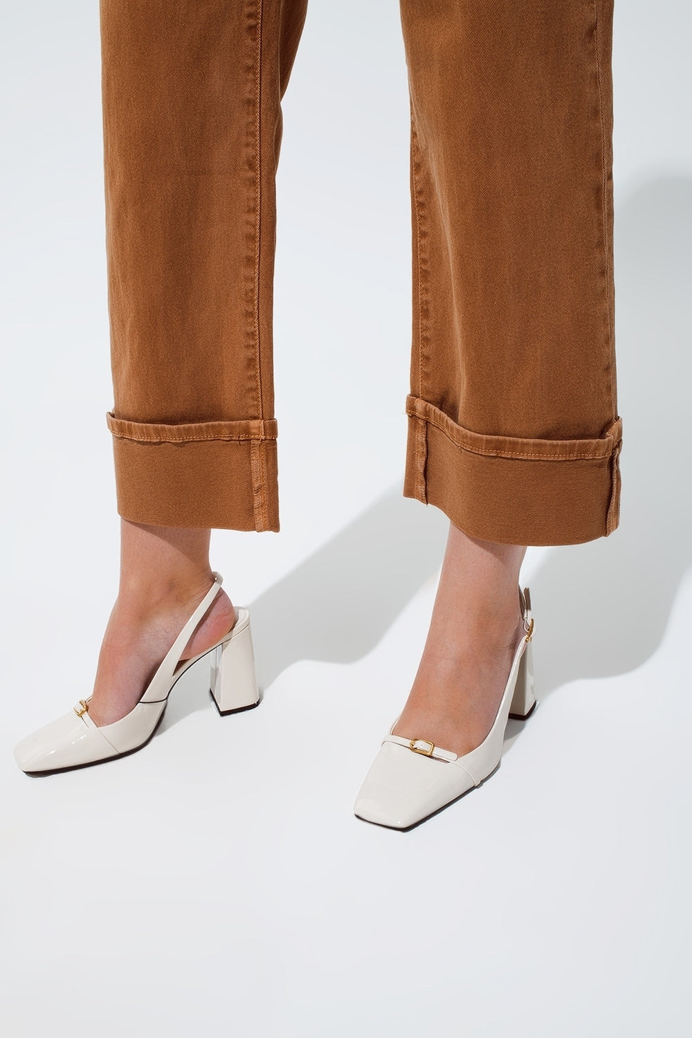 Jeans a gamba dritta in cammello con pantaloni a zampa ripiegati
