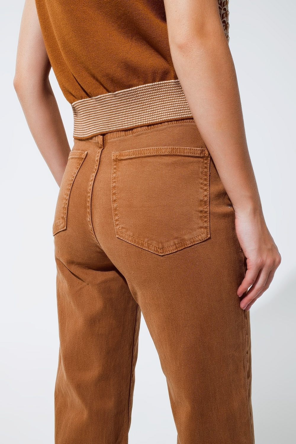 Jeans a gamba dritta in cammello con pantaloni a zampa ripiegati