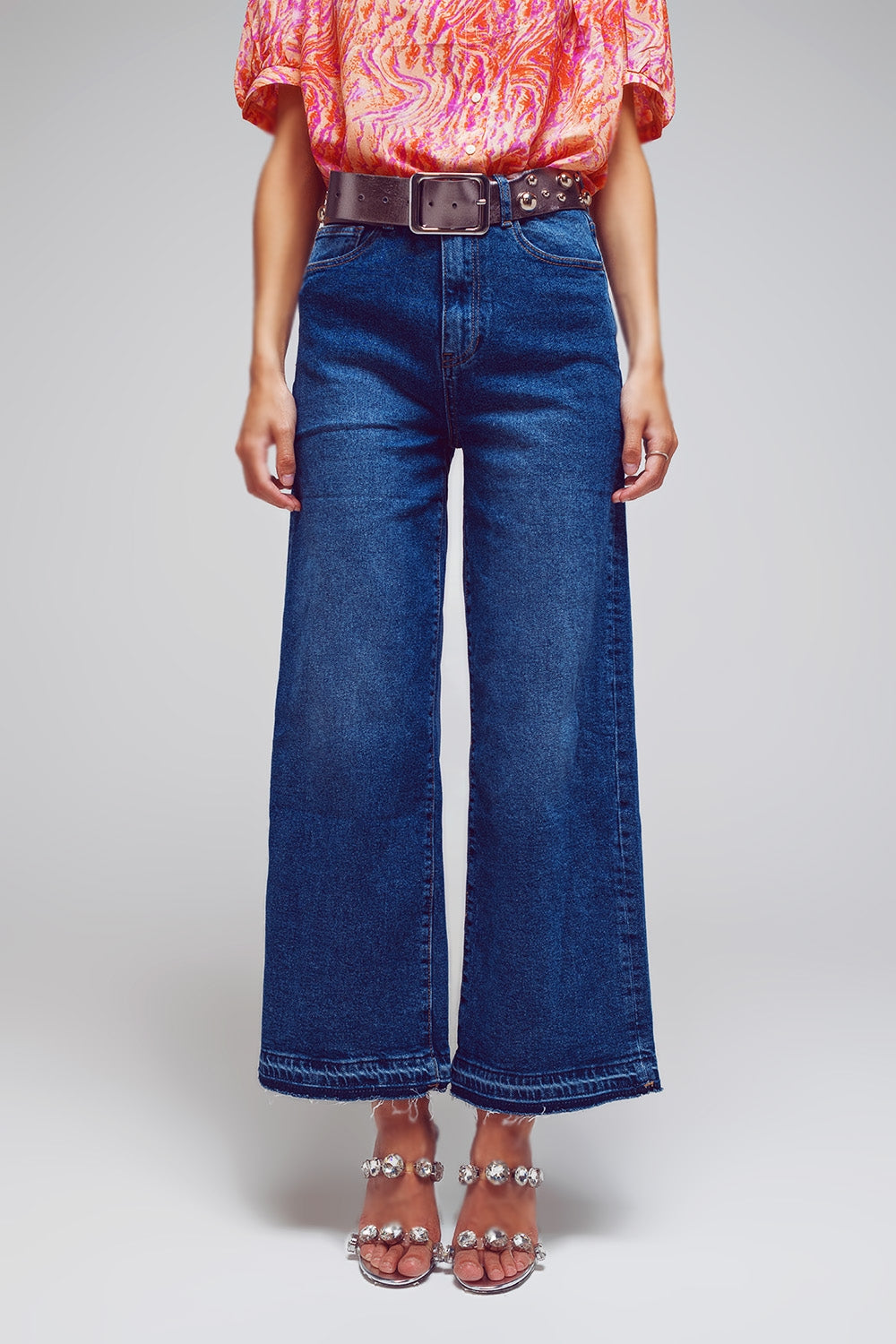 Q2 Jeans a gamba larga con dettaglio all'orlo in lavaggio medio