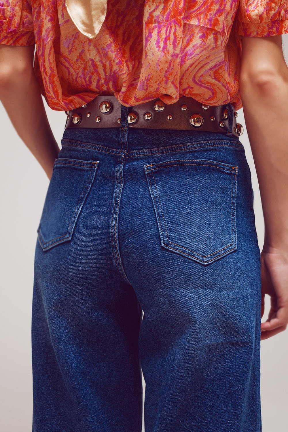 Jeans a gamba larga con dettaglio all'orlo in lavaggio medio