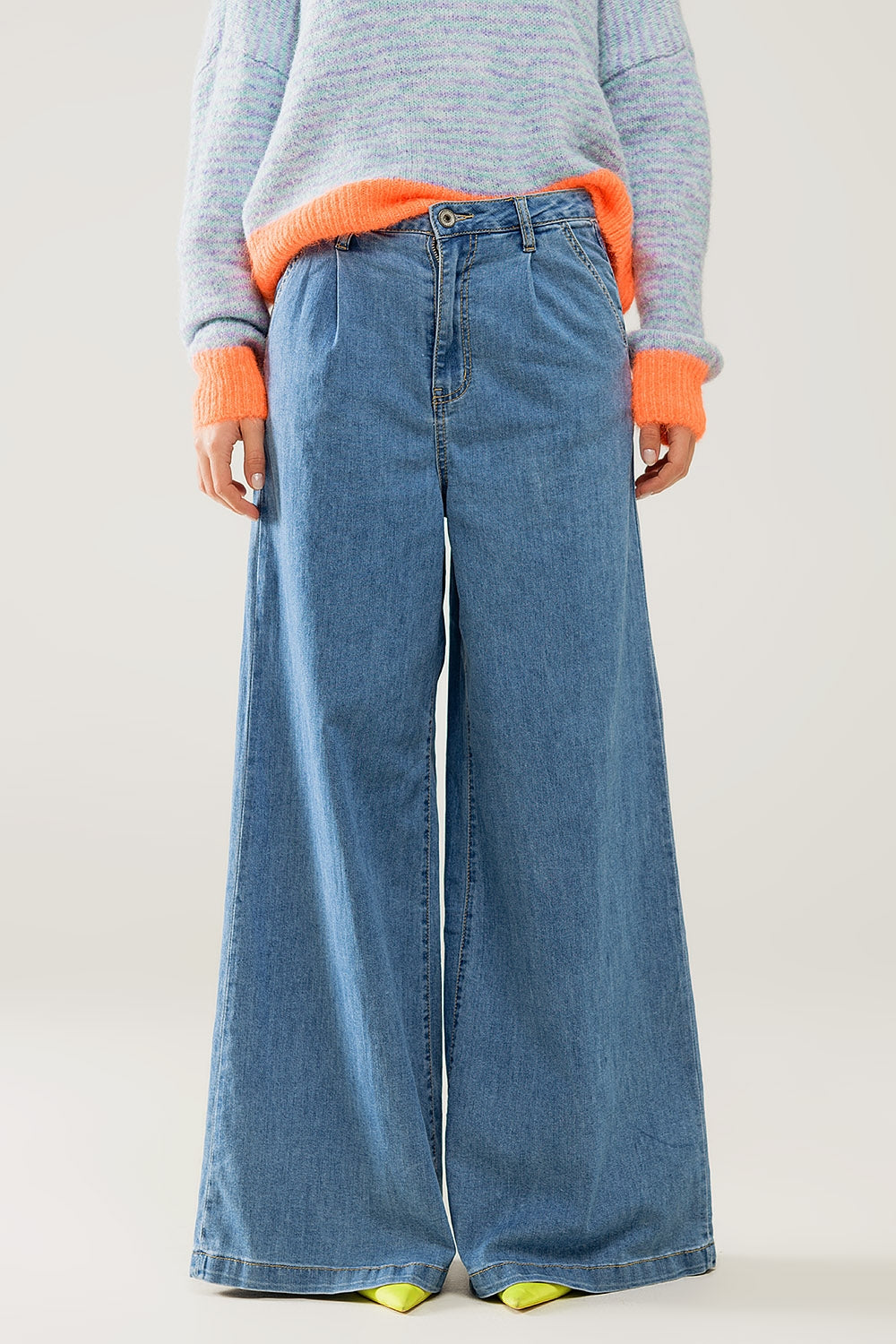 Q2 jeans a gamba larga con pieghe lavaggio chiaro