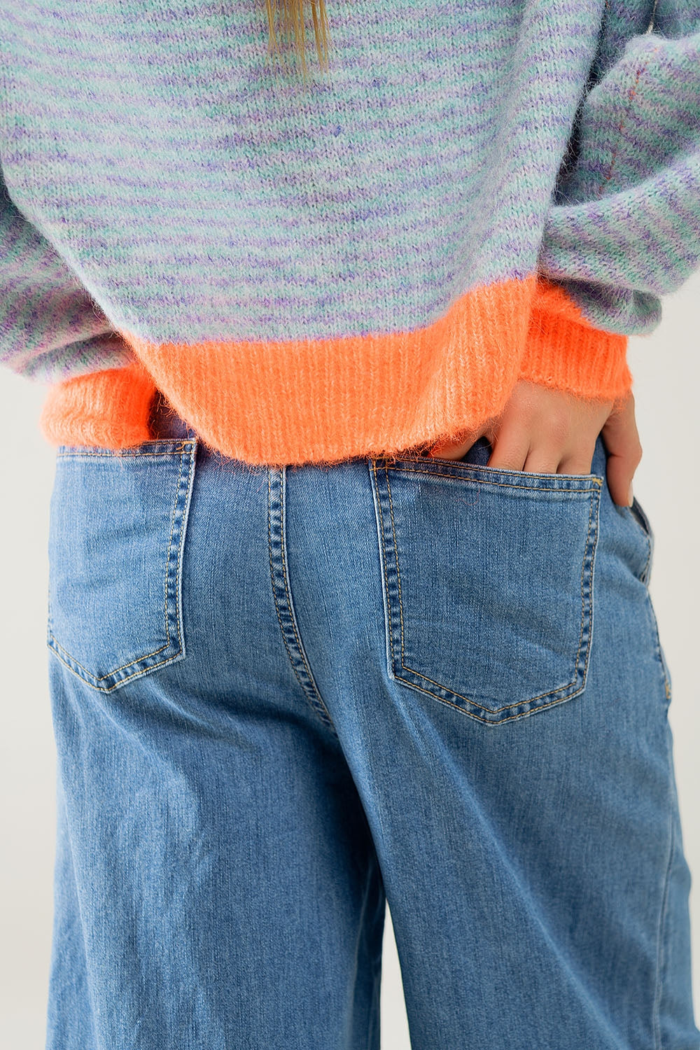jeans a gamba larga con pieghe lavaggio chiaro
