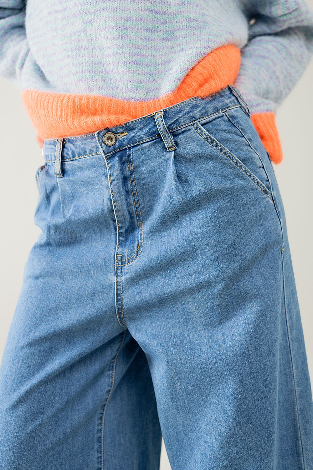 jeans a gamba larga con pieghe lavaggio chiaro