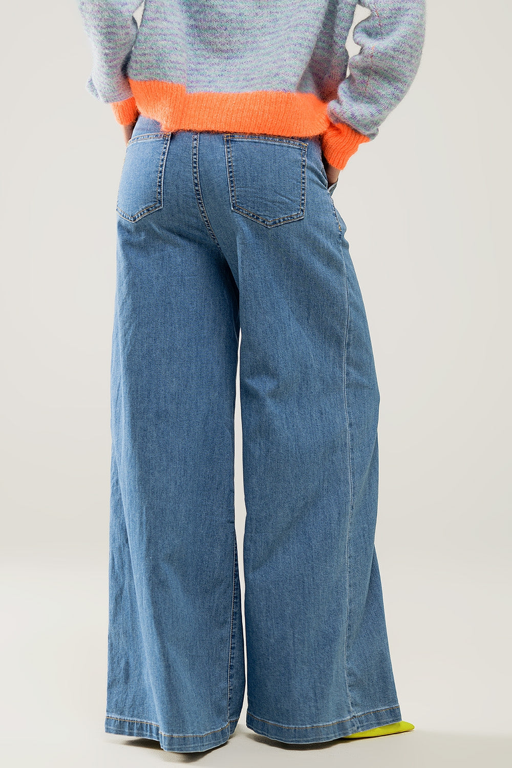 jeans a gamba larga con pieghe lavaggio chiaro