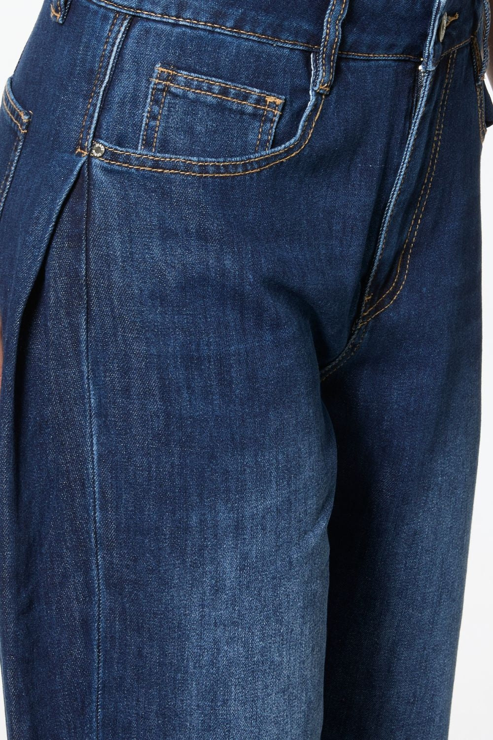 Jeans a gamba larga con pince laterali in blu profondo