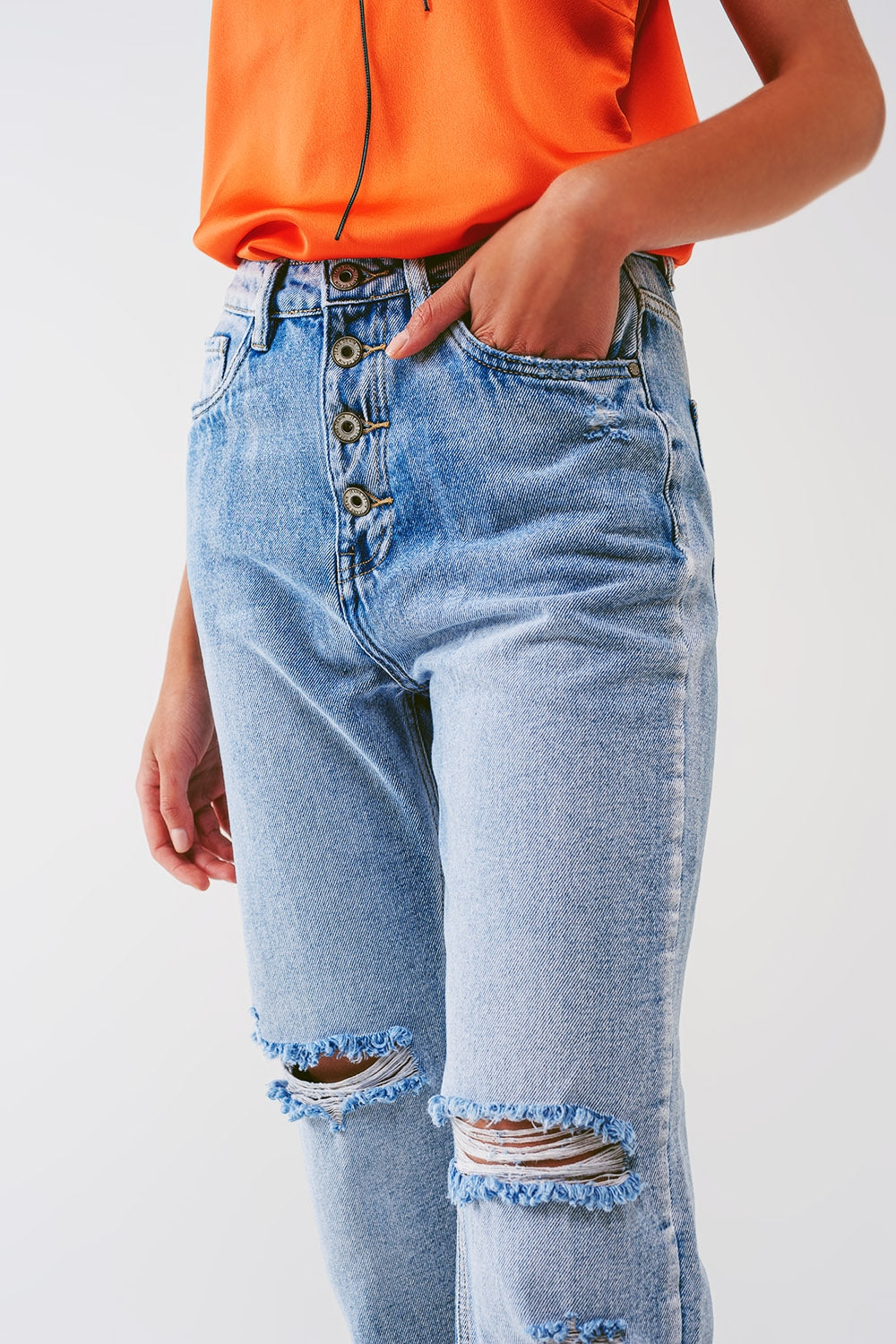 Jeans a gamba tesa con bottoni a vista e ginocchia strappate in lavaggio chiaro