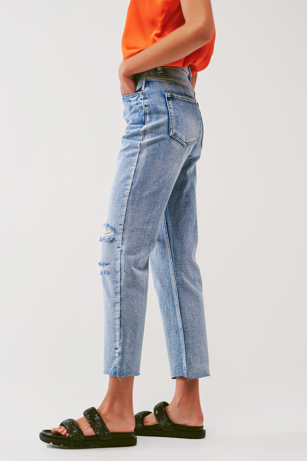 Jeans a gamba tesa con bottoni a vista e ginocchia strappate in lavaggio chiaro