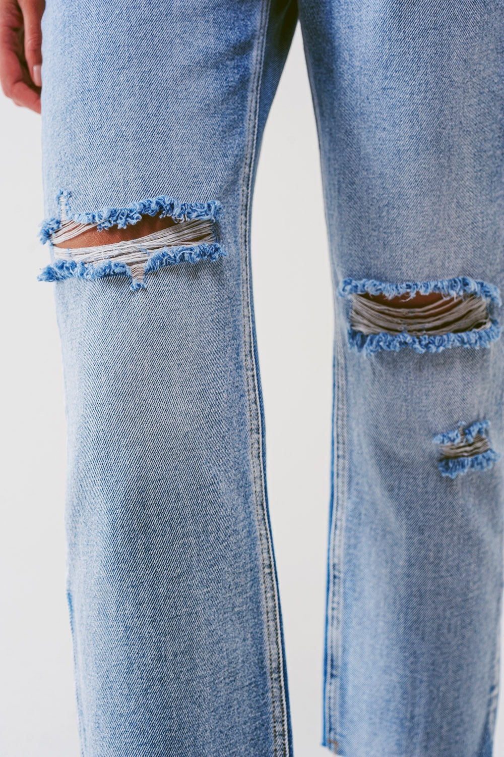 Jeans a gamba tesa con bottoni a vista e ginocchia strappate in lavaggio chiaro