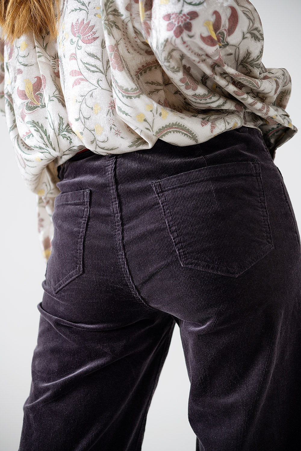 Jeans a gamba tesa in velluto a coste grigio scuro con tasche