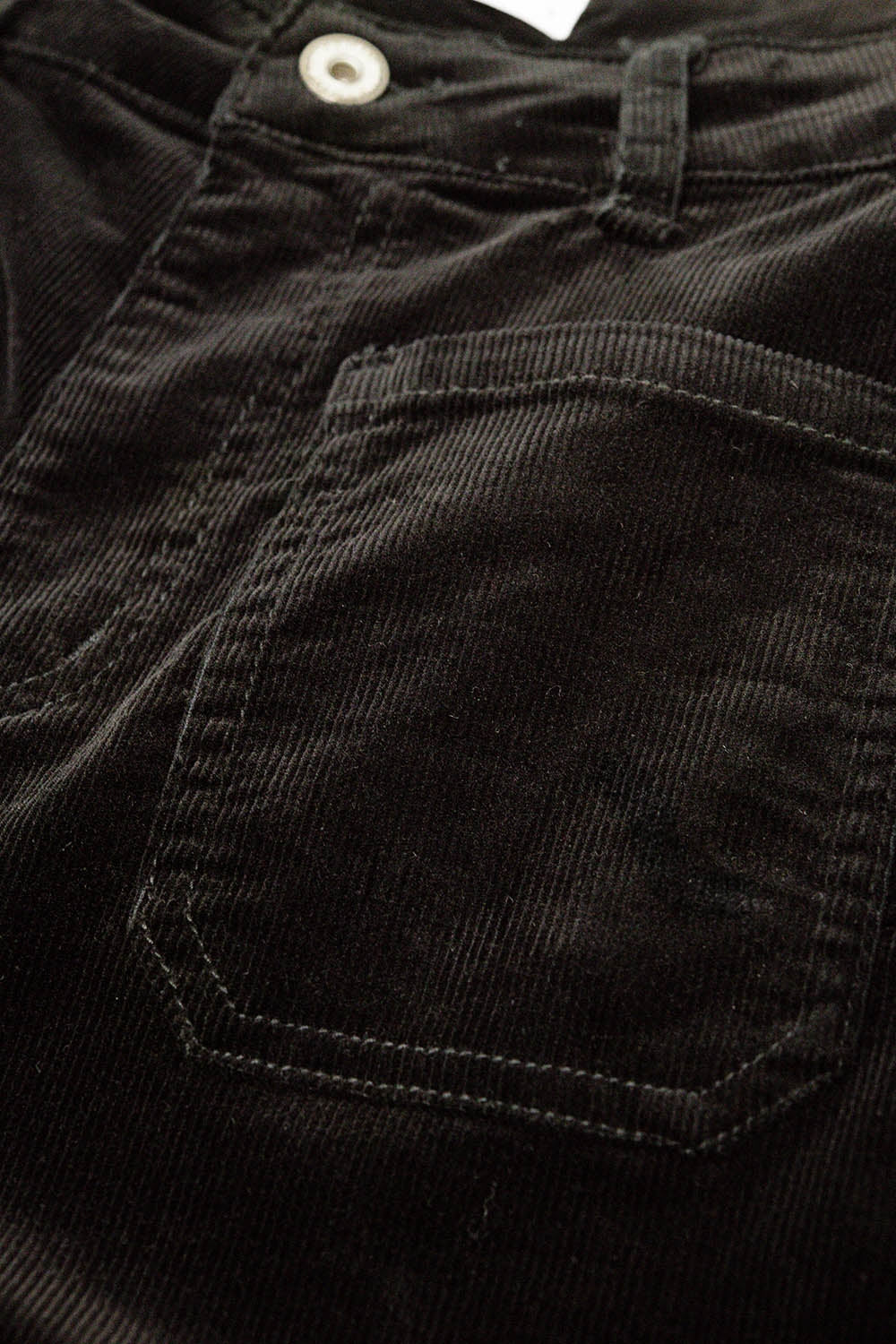 Jeans a gamba tesa in velluto a coste nero con tasche