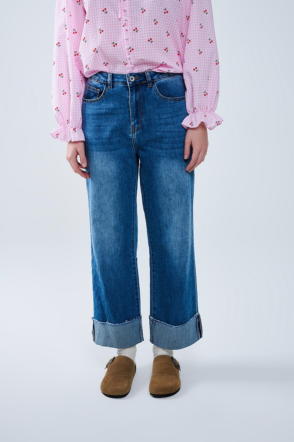 Q2 jeans a lavaggio medio con orlo risvoltato e vestibilità dritta