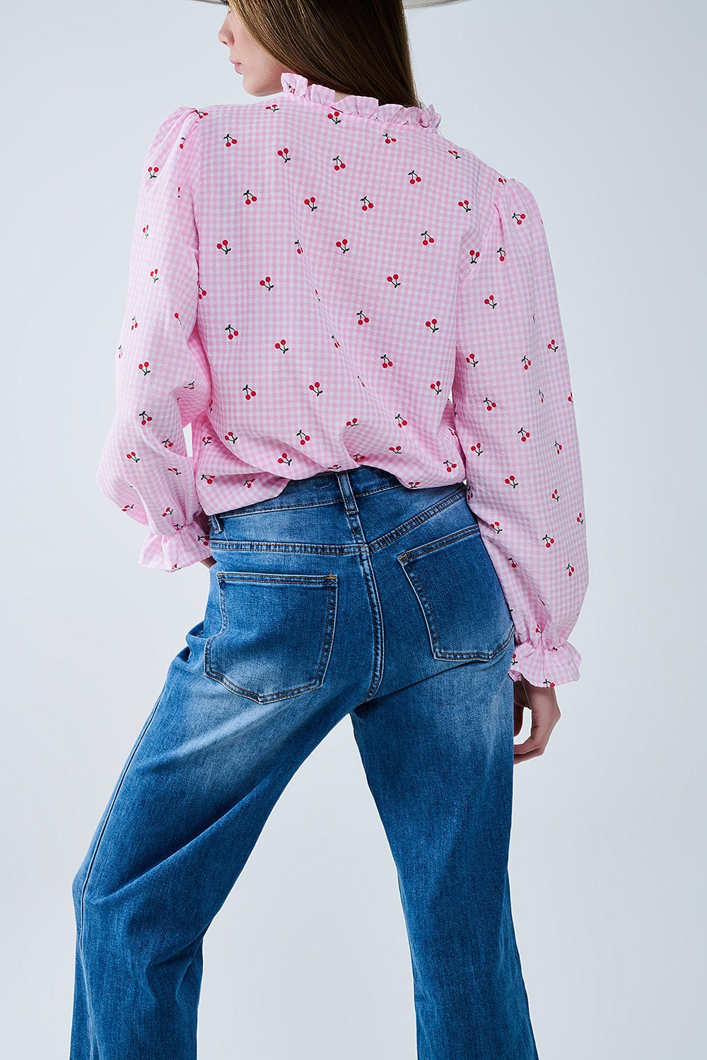 jeans a lavaggio medio con orlo risvoltato e vestibilità dritta