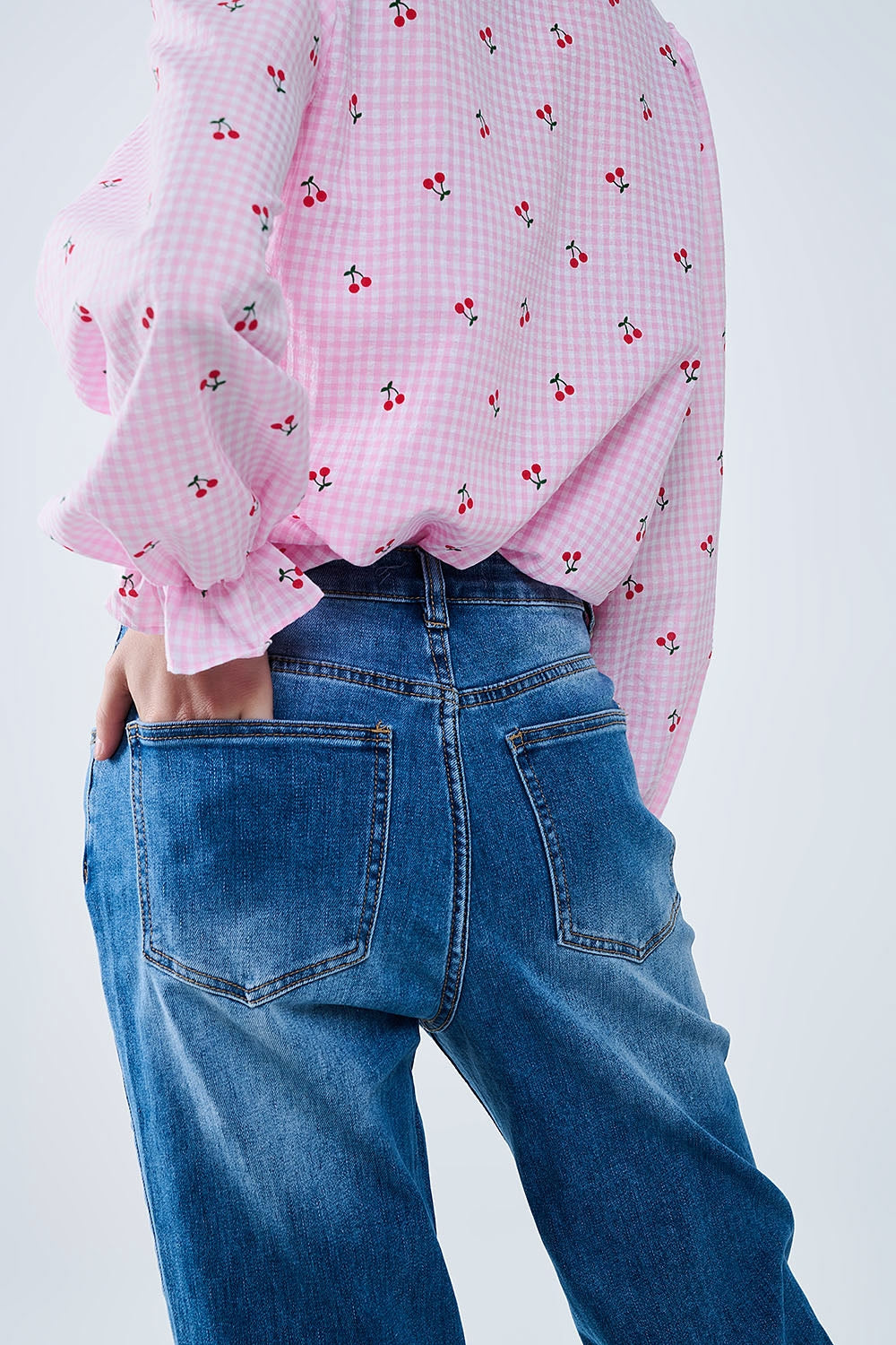 jeans a lavaggio medio con orlo risvoltato e vestibilità dritta