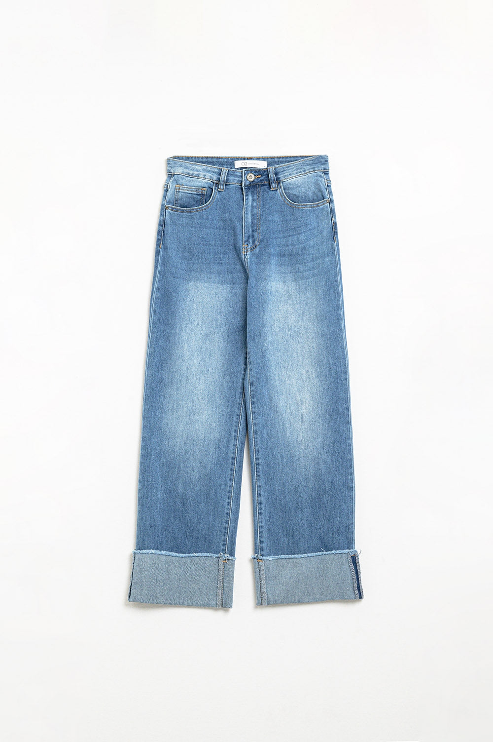 jeans a lavaggio medio con orlo risvoltato e vestibilità dritta
