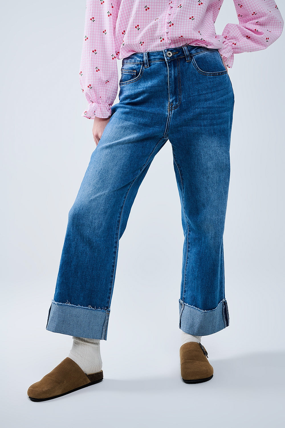 jeans a lavaggio medio con orlo risvoltato e vestibilità dritta